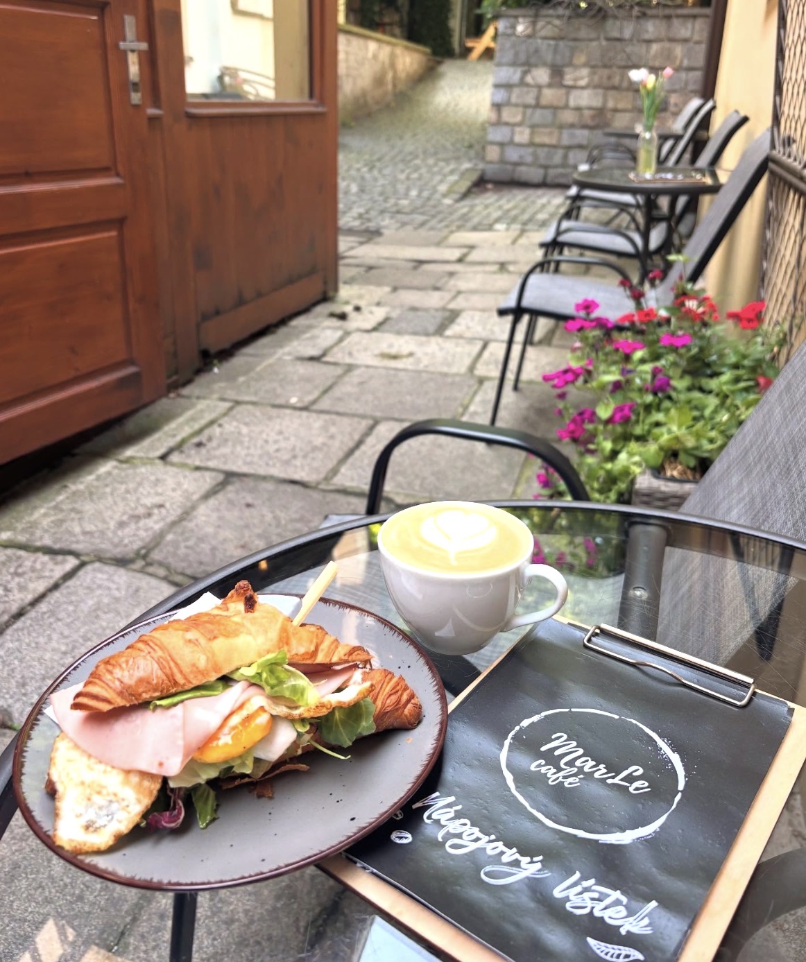 Croissant s kávou MarLe Café