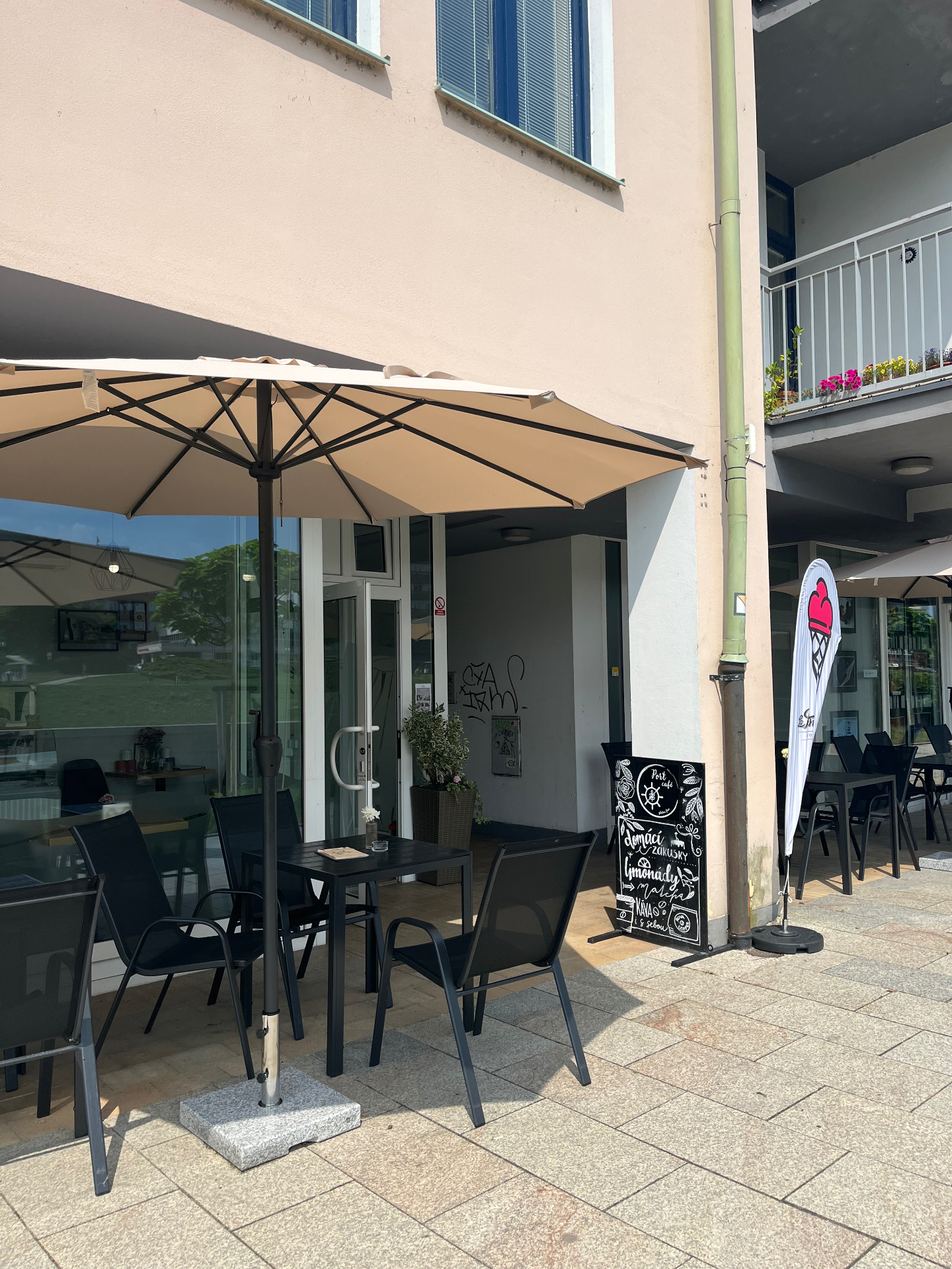 Venkovní posezení Port Café